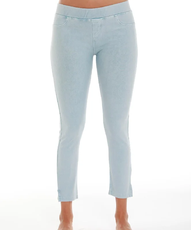 Comfortable and simple High Rise Capri In Denim